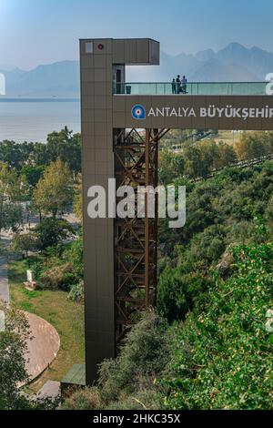 Antalya, Turquie - 15 novembre 2021 : ascenseur public entre le remblai et la rue Banque D'Images