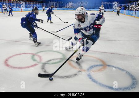 Pékin, Chine.03rd févr. 2022.Grace Zumwinkle (13) des États-Unis en action lors de leur cycle préliminaire, Group A Women's hockey match contre la Finlande au Wukesong Sports Center aux Jeux Olympiques d'hiver de Beijing 2022, le jeudi 3 février 2022.Photo de Paul Hanna/UPI crédit: UPI/Alay Live News Banque D'Images