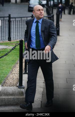 Le député conservateur Andrew Griffith traversant le Palais de Westminster avant l'annonce qu'il avait été nommé à la tête de l'unité de politique du premier ministre, après le départ de l'allié à long terme du premier ministre, Munira Mirza, directeur de l'unité de politique numéro 10,Qui a démissionné après que Boris Johnson n'a pas présenté de excuses pour avoir utilisé un « calmeur » de Jimmy Savile contre Sir Keir Starmer.Date d'émission : jeudi 3 février 2022. Banque D'Images