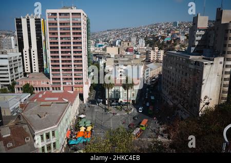 Valparaiso, Chili - février 2020 : vue sur la place Plazuela Anibal Pinto, les rues Condell et Bernardo O'Higgin, et les bâtiments municipaux et gouvernementaux Banque D'Images