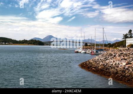 Vue sur le pont de Skye un pont routier reliant l'île de Skye au continent écossais, Royaume-Uni Banque D'Images