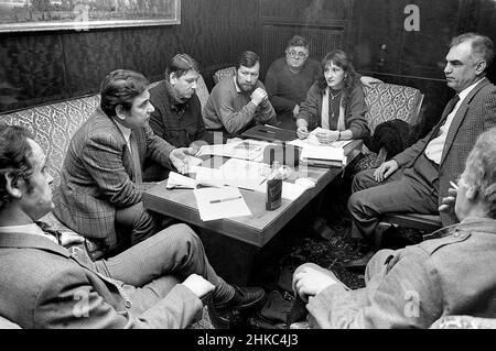 Bucarest, Roumanie, février 1990. Les journalistes discutent de la fondation du journal 'Dimineata', peu après la chute du communisme. Sur la droite, le directeur Alexandru Piru. Dans le centre, Carmen Firan. Banque D'Images