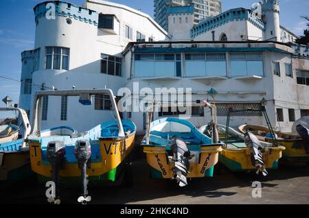 Valparaiso, Chili - février 2020 : stand de bateaux à moteur de pêche près du club de pêche Caleta de Pescadores el Membrillo et Escuela de Ciencias del Mar Banque D'Images