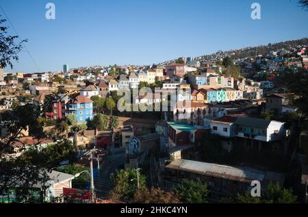 Valparaiso, Chili - février 2020 : vue panoramique sur Cerro San Juan de Dios, Bellavista qui est le quartier historique de la ville de Valparaiso Banque D'Images