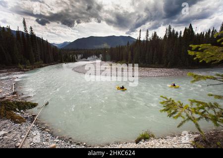 Angle élevé de deux hommes rafting dans le parc national de Kootney. Banque D'Images