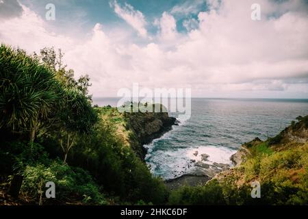 Paysage de la péninsule tropicale avec le phare de Kilauea sur Kauai Banque D'Images