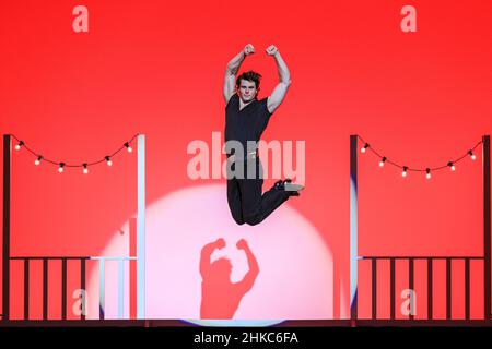 Londres, Royaume-Uni.3rd févr. 2021.Johnny (Michael O'Reilly) saute dans une danse énergique culminant dans le célèbre ascenseur.Dirty Dancing - l'histoire classique sur scène arrive au Dominion Theatre dans le West End pour une série limitée avec une troupe dirigée par Michael O'Reilly et Kira Malou dans les rôles de Johnny et Baby.la nouvelle version éblouissante célèbre 35 ans de l'emblématique film à succèsavec son histoire classique et des chansons à succès.Il se déroule au Dominion Theatre du 2nd février au 16th avril 2022.Credit: Imagetraceur/Alamy Live News Banque D'Images