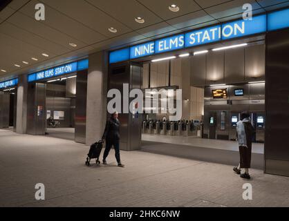 Vue sur les passagers devant la nouvelle station de métro Nine Elms, Londres, Angleterre, Royaume-Uni Banque D'Images