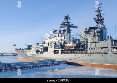 KRONSHTADT, RUSSIE - 18 JANVIER 2022 : vue du destroyer soviétique Bespokoyny le jour de janvier.Parc Patriot Banque D'Images