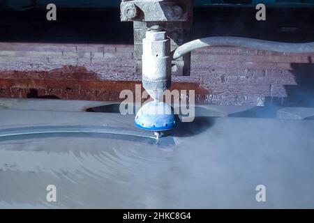 Machine de découpe à jet d'eau haute pression pour différents matériaux gros plan. Banque D'Images