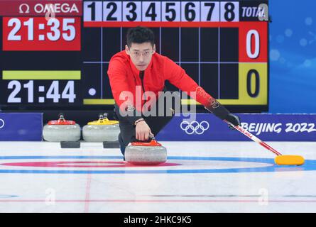 Pékin, Chine.3rd févr. 2022.Ling Zhi, de Chine, est en compétition lors du tournoi de curling mixte double tour-robin lors des Jeux Olympiques d'hiver de Beijing 2022 entre la Chine et la Suède au National Aquatics Centre de Beijing, Chine, 3 février 2022.Crédit: Wang Jingqiang/Xinhua/Alay Live News Banque D'Images