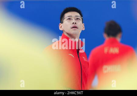 Pékin, Chine.3rd févr. 2022.Ling Zhi, de Chine, réagit au cours du tournoi de curling mixte double tour-Robin en cas des Jeux Olympiques d'hiver de Beijing 2022 entre la Chine et la Suède au Centre National Aquatics de Beijing, Chine, 3 février 2022.Crédit: Wang Jingqiang/Xinhua/Alay Live News Banque D'Images
