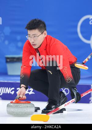 Pékin, Chine.3rd févr. 2022.Ling Zhi, de Chine, est en compétition lors du tournoi de curling mixte double tour-robin lors des Jeux Olympiques d'hiver de Beijing 2022 entre la Chine et la Suède au National Aquatics Centre de Beijing, Chine, 3 février 2022.Crédit: Wang Jingqiang/Xinhua/Alay Live News Banque D'Images