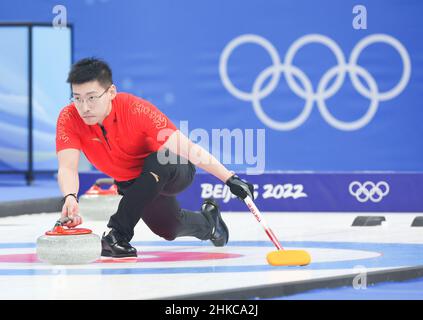 Pékin, Chine.3rd févr. 2022.Ling Zhi, de Chine, est en compétition lors du tournoi de curling mixte double tour-robin lors des Jeux Olympiques d'hiver de Beijing 2022 entre la Chine et la Suède au National Aquatics Centre de Beijing, Chine, 3 février 2022.Crédit: Wang Jingqiang/Xinhua/Alay Live News Banque D'Images
