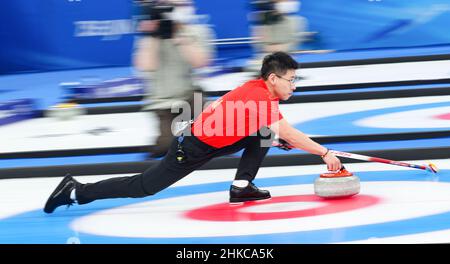 Pékin, Chine.3rd févr. 2022.Ling Zhi, de Chine, est en compétition lors du tournoi de curling mixte double tour-robin lors des Jeux Olympiques d'hiver de Beijing 2022 entre la Chine et la Suède au National Aquatics Centre de Beijing, Chine, 3 février 2022.Crédit: Wang Jingqiang/Xinhua/Alay Live News Banque D'Images
