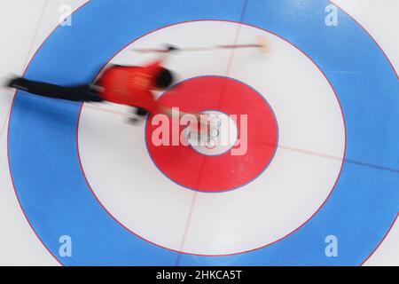 Pékin, Chine.3rd févr. 2022.Ling Zhi, de Chine, est en compétition lors du tournoi de curling mixte double tour-robin lors des Jeux Olympiques d'hiver de Beijing 2022 entre la Chine et la Suède au National Aquatics Centre de Beijing, Chine, 3 février 2022.Credit: Liu Xu/Xinhua/Alay Live News Banque D'Images