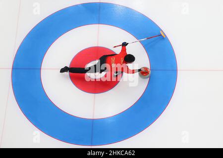 Pékin, Chine.3rd févr. 2022.Ling Zhi, de Chine, est en compétition lors du tournoi de curling mixte double tour-robin lors des Jeux Olympiques d'hiver de Beijing 2022 entre la Chine et la Suède au National Aquatics Centre de Beijing, Chine, 3 février 2022.Credit: Liu Xu/Xinhua/Alay Live News Banque D'Images