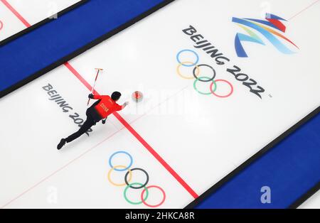 Pékin, Chine.3rd févr. 2022.Ling Zhi, de Chine, est en compétition lors du tournoi de curling mixte double tour-robin lors des Jeux Olympiques d'hiver de Beijing 2022 entre la Chine et la Suède au National Aquatics Centre de Beijing, Chine, 3 février 2022.Credit: Liu Xu/Xinhua/Alay Live News Banque D'Images