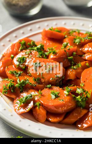 Carottes glacées au sucre maison avec persil Banque D'Images