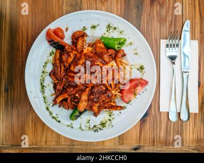 Repas turc traditionnel poulet cokertme. Le nom turc est 'çökertme'. L'image de repas avec fourchette et couteau. Banque D'Images