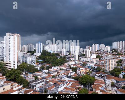 Vue aérienne spectaculaire de drone des nuages de pluie d'été dans les bâtiments et les maisons du quartier de Pompeia dans la ville de São Paulo avant la tempête et les inondations de la rue. Banque D'Images