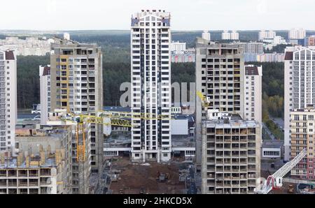 Site de construction de haute élévation avec une structure en béton dans le processus d'être construit comme une structure immobilière commerciale et un symbole d'affaires d'econ Banque D'Images