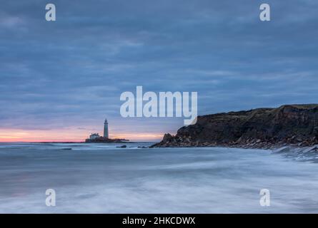 Un lever de soleil spectaculaire au phare de St Mary's à Whitley Bay, alors que le ciel éclate en couleur Banque D'Images