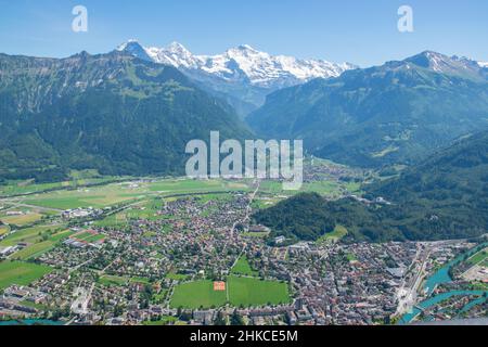 Vue imprenable sur la ville aérienne et la nature depuis le sommet d'Interlaken, Harder Kulm, vue sur la ville Banque D'Images