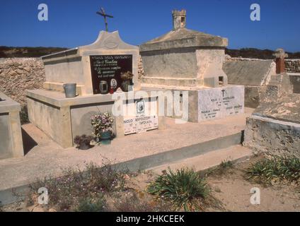 Île de Tavolara, Sardaigne, Italie.le petit cimetière (scanné à partir de colorslide) Banque D'Images