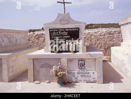 Île de Tavolara, Sardaigne, Italie.le petit cimetière (scanné à partir de colorslide) Banque D'Images