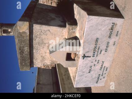 Île de Tavolara, Sardaigne, Italie.le petit cimetière (scanné à partir de colorslide) Banque D'Images