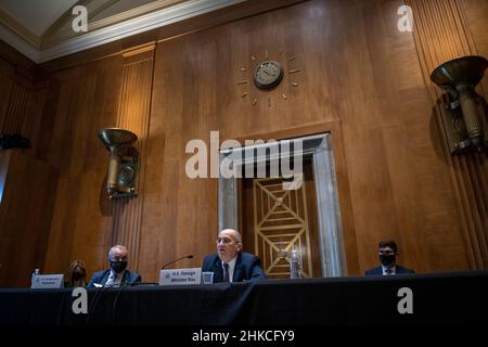 Washington, États-Unis.03rd févr. 2022.Zbigniew Rau, ministre polonais des Affaires étrangères et président en exercice de l'OSCE, lit sa déclaration liminaire lorsqu'il comparaît devant une audience de la Commission du Sénat sur la sécurité et la coopération en Europe pour examiner la direction de l'OSCE par la Pologne en temps de crise, dans le bâtiment Dirksen du Bureau du Sénat à Washington, DC, le jeudi 3 février,2022.Photo de Rod Lamkey/CNP/ABACAPRESS.COM crédit: Abaca Press/Alay Live News Banque D'Images