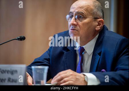 Washington, États-Unis.03rd févr. 2022.Zbigniew Rau, ministre polonais des Affaires étrangères et président en exercice de l'OSCE, lit sa déclaration liminaire lorsqu'il comparaît devant une audience de la Commission du Sénat sur la sécurité et la coopération en Europe pour examiner la direction de l'OSCE par la Pologne en temps de crise, dans le bâtiment Dirksen du Bureau du Sénat à Washington, DC, le jeudi 3 février,2022.Photo de Rod Lamkey/CNP/ABACAPRESS.COM crédit: Abaca Press/Alay Live News Banque D'Images