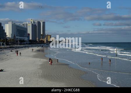 Les belles rives de Daytona Beach, Floride, comme montré de la jetée de Daytona Beach, en regardant vers le nord! Une vue magnifique et un endroit magnifique! Banque D'Images