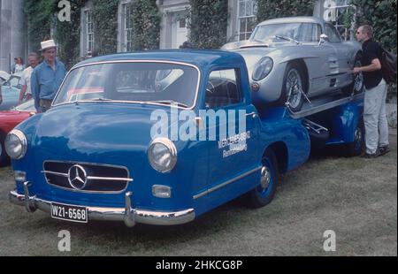 Le transporteur créé par le département de course Mercedes en 1950s, portant l'un des deux seuls coupés SLR 300, au Goodwood Festival 2001. Banque D'Images