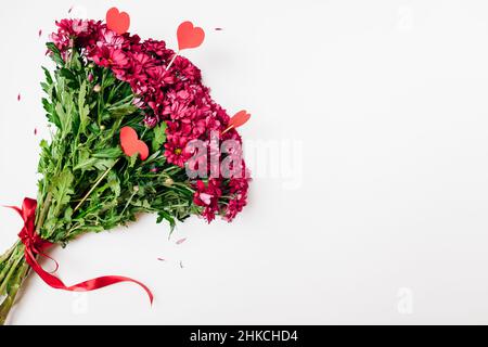 La Saint-Valentin. Bouquet de chrysanthème rouge et coeurs. Cadeau de vacances. Espace Banque D'Images