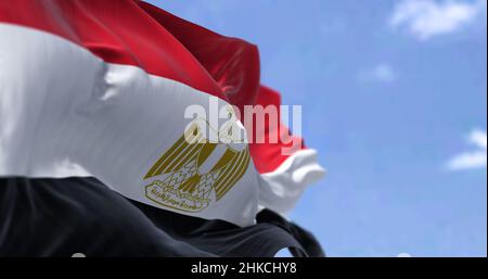 Détail du drapeau national de l'Égypte qui agite dans le vent par temps clair. Démocratie et politique. Patriotisme. Pays d'afrique du Nord-est . Sélectif f Banque D'Images
