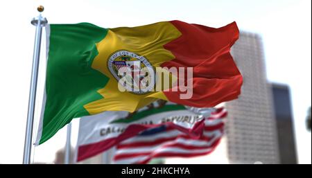 Le drapeau de la ville de Los Angeles agitant sous le vent avec l'état de Californie et les drapeaux nationaux des États-Unis flous en arrière-plan Banque D'Images