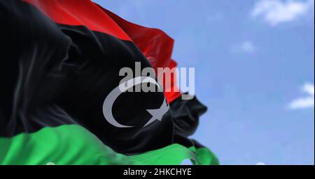 Détail du drapeau national de la Libye qui agite dans le vent par temps clair. Patriotisme. Pays d'afrique du Nord. Mise au point sélective. Banque D'Images
