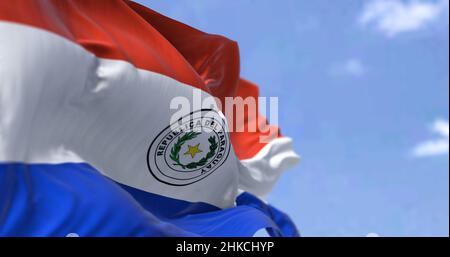 Détail du drapeau national du Paraguay qui agite dans le vent par temps clair. Démocratie et politique. Patriotisme. Pays sud-américain. Mise au point sélective Banque D'Images