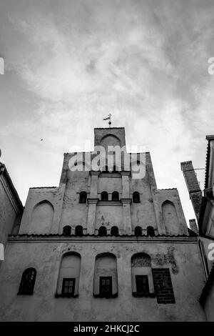 Photo en noir et blanc de la plus ancienne maison de Riga - l'une des trois maisons des Frères. Banque D'Images