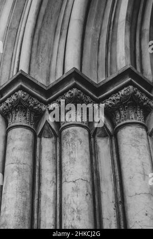 Photo noir et blanc de trois piliers. Banque D'Images