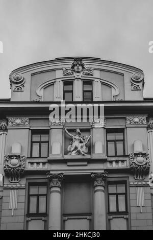 Photo en noir et blanc d'un fragment de bâtiment Art Nouveau à Riga. Banque D'Images