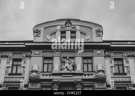 Photo en noir et blanc d'un fragment de bâtiment Art Nouveau à Riga. Banque D'Images