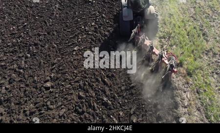 Vue de dessus d'une terre labourée à partir d'une charrue labourant un tracteur dans un champ Banque D'Images