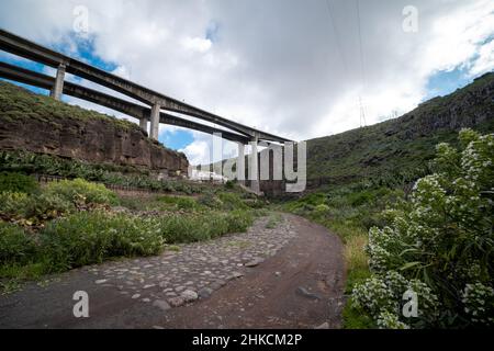 Vue sur une autoroute à Las Palmas de Gran Canaria depuis le sentier de Guiniguada.Las Palmas de Gran Canaria.Îles Canaries Banque D'Images