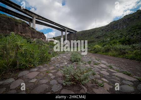 Vue sur une autoroute à Las Palmas de Gran Canaria depuis le sentier de Guiniguada.Las Palmas de Gran Canaria.Îles Canaries Banque D'Images