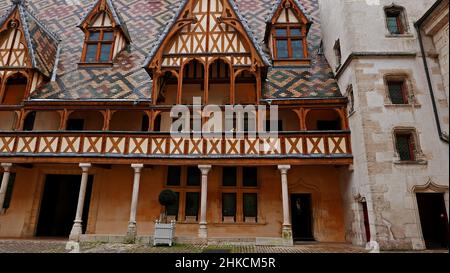 La cour, Hôtel-Dieu des Hospices civils de Beaune, Côte-d'Or, Bourgogne-France-Comte, Bourgogne, France,Europe Banque D'Images