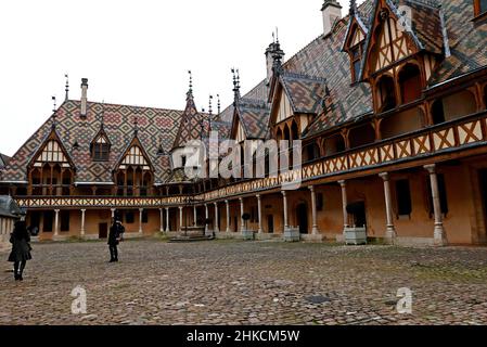 La cour, Hôtel-Dieu des Hospices civils de Beaune, Côte-d'Or, Bourgogne-France-Comte, Bourgogne, France,Europe Banque D'Images