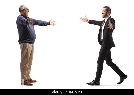 Photo pleine longueur d'un homme mûr saluant un homme d'affaires avec des bras larges ouverts isolés sur fond blanc Banque D'Images